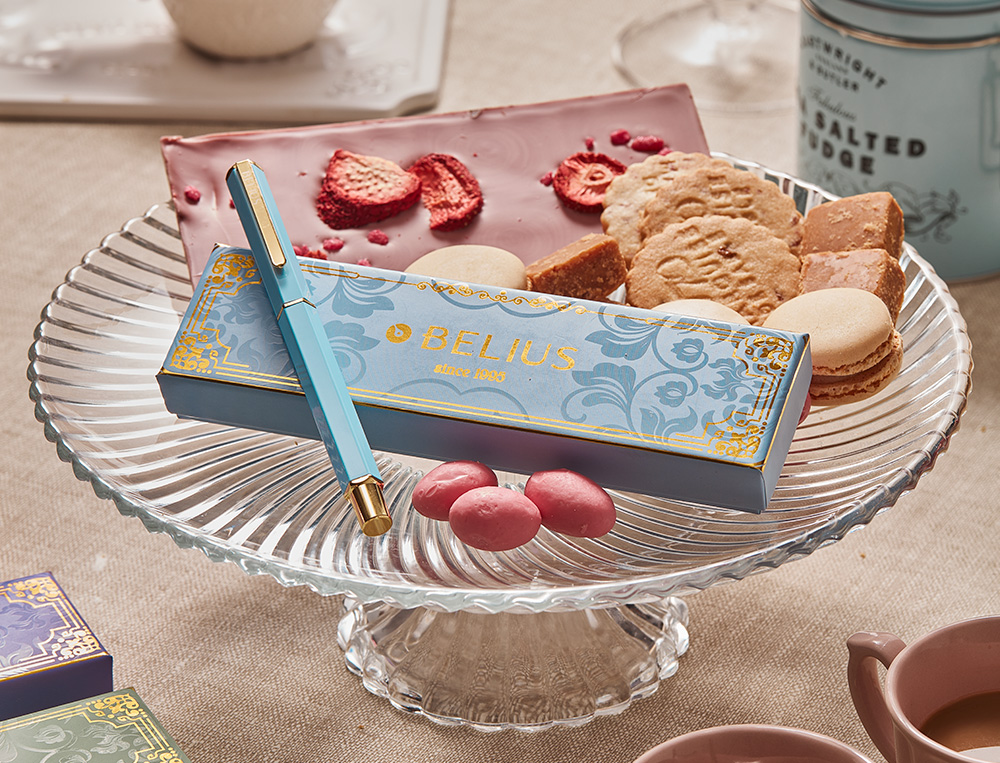BOLIGRAFO BELIUS MACARON BLISS FORMA HEXAGONAL COLOR CELESTE Y DORADO TINTA AZUL CAJA DE DISEO